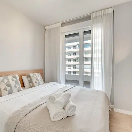 Newly Built 3 Bdrm Modern W Gym, Pool, & Views * 马尔韦利亚