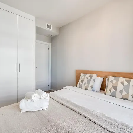 公寓 Newly Built 3 Bdrm Modern W Gym, Pool, & Views *