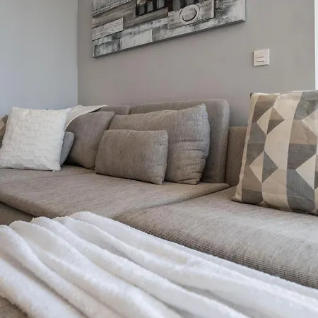 Newly Built 3 Bdrm Modern W Gym, Pool, & Views 马尔韦利亚