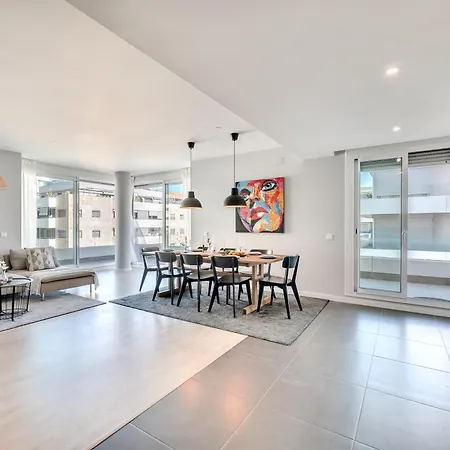 Newly Built 3 Bdrm Modern W Gym, Pool, & Views 公寓