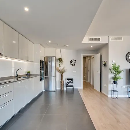 Newly Built 3 Bdrm Modern W Gym, Pool, & Views *