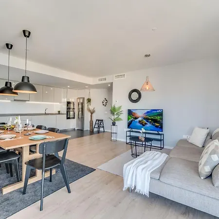 Newly Built 3 Bdrm Modern W Gym, Pool, & Views Lägenhet