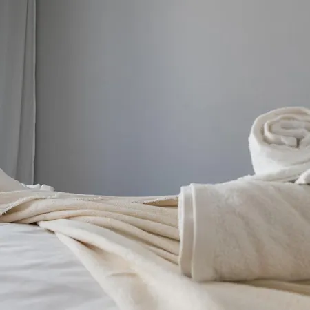 Newly Built 3 Bdrm Modern W Gym, Pool, & Views *