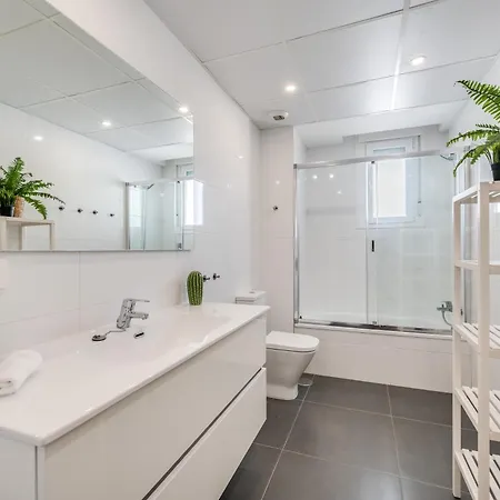 Lägenhet Newly Built 3 Bdrm Modern W Gym, Pool, & Views