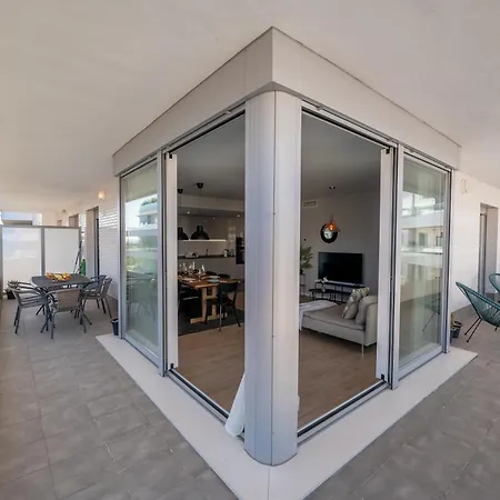 Newly Built 3 Bdrm Modern W Gym, Pool, & Views *