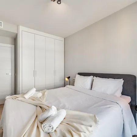 Newly Built 3 Bdrm Modern W Gym, Pool, & Views *