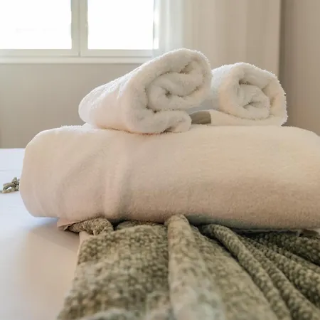 Newly Built 3 Bdrm Modern W Gym, Pool, & Views *