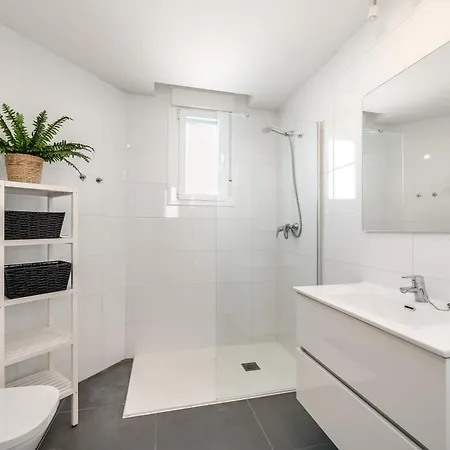 Lägenhet Newly Built 3 Bdrm Modern W Gym, Pool, & Views