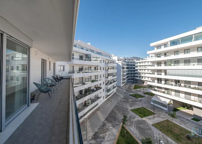 Newly Built 3 Bdrm Modern W Gym, Pool, & Views Appartement