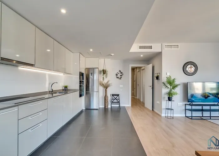 Newly Built 3 Bdrm Modern W Gym, Pool, & Views *