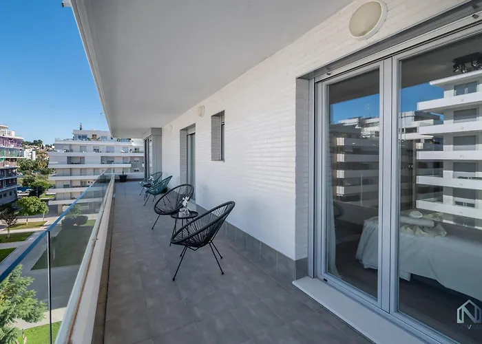 Newly Built 3 Bdrm Modern W Gym, Pool, & Views Appartement *