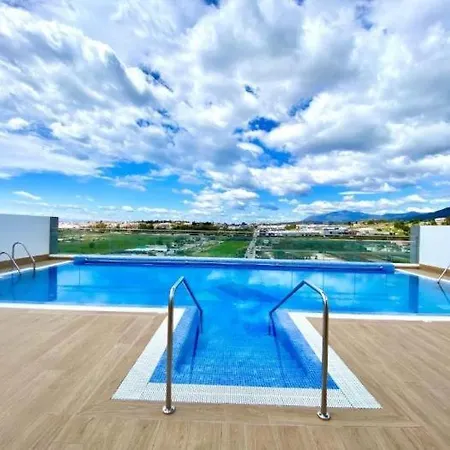 Newly Built 3 Bdrm Modern W Gym, Pool, & Views Appartement *