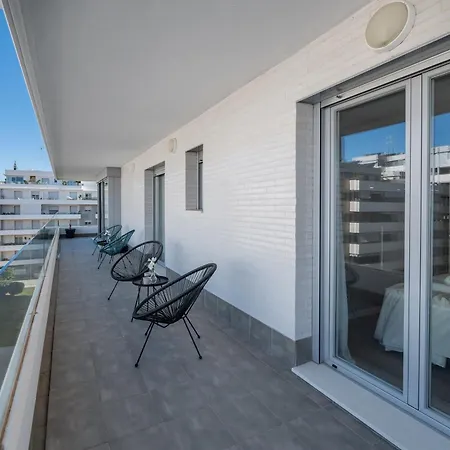 Newly Built 3 Bdrm Modern W Gym, Pool, & Views Appartement *