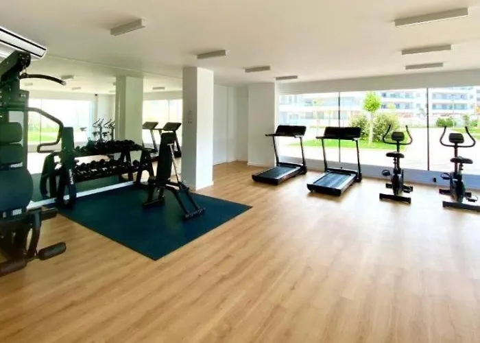 公寓 Newly Built 3 Bdrm Modern W Gym, Pool, & Views *