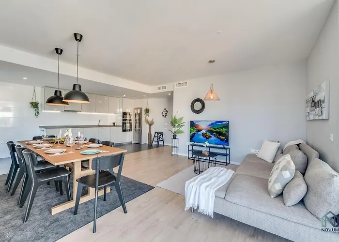 Newly Built 3 Bdrm Modern W Gym, Pool, & Views 公寓
