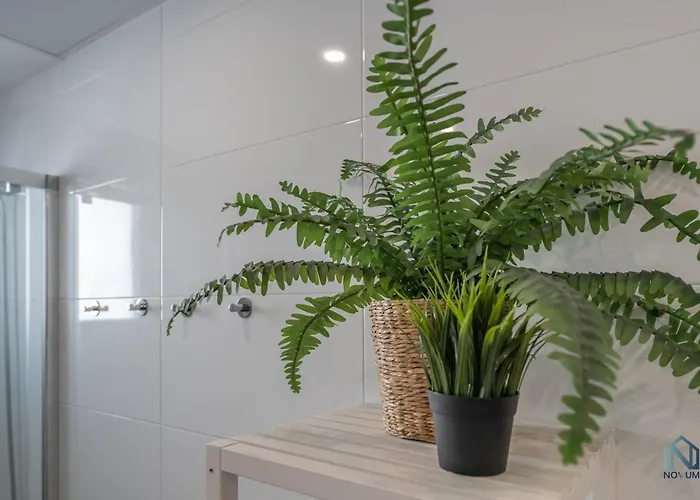 公寓 Newly Built 3 Bdrm Modern W Gym, Pool, & Views *