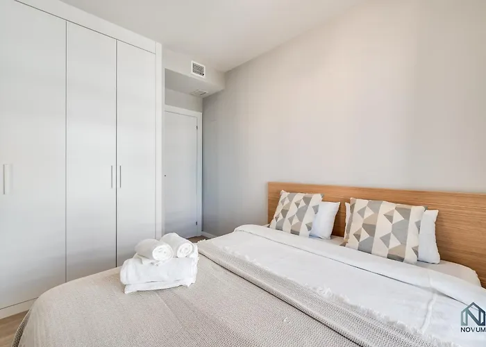公寓 Newly Built 3 Bdrm Modern W Gym, Pool, & Views *