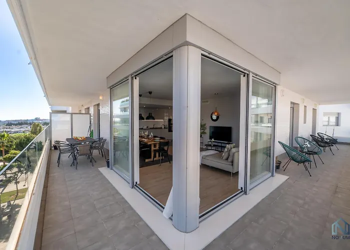 Newly Built 3 Bdrm Modern W Gym, Pool, & Views *