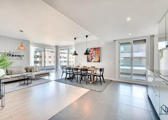 Newly Built 3 Bdrm Modern W Gym, Pool, & Views Appartamento