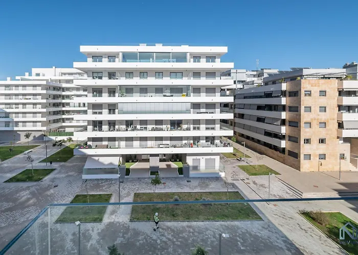 Newly Built 3 Bdrm Modern W Gym, Pool, & Views 公寓 *