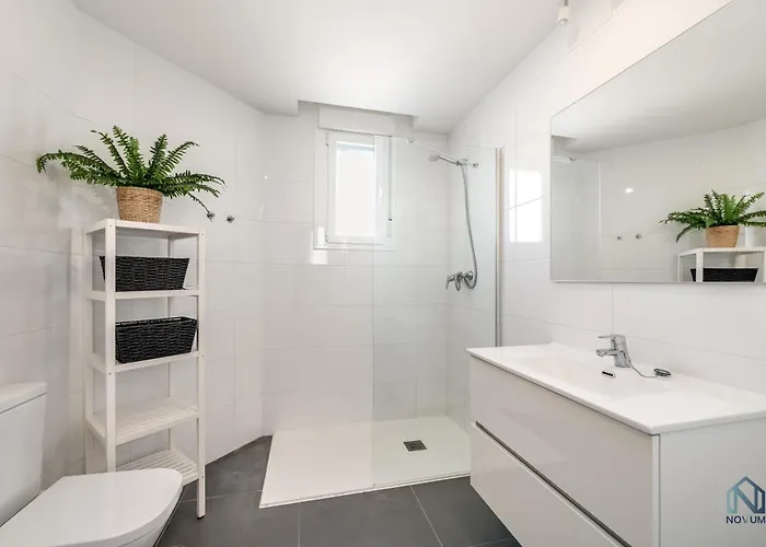 Appartamento Newly Built 3 Bdrm Modern W Gym, Pool, & Views