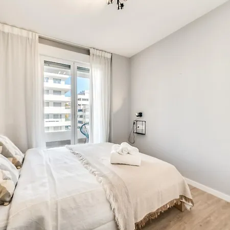 Apartment Newly Built 3 Bdrm Modern W Gym, Pool, & Views